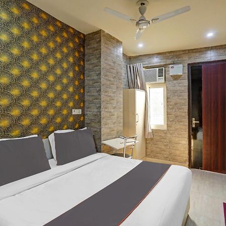 Collection O Model Town Metro View Hotel New Delhi Exterior photo
