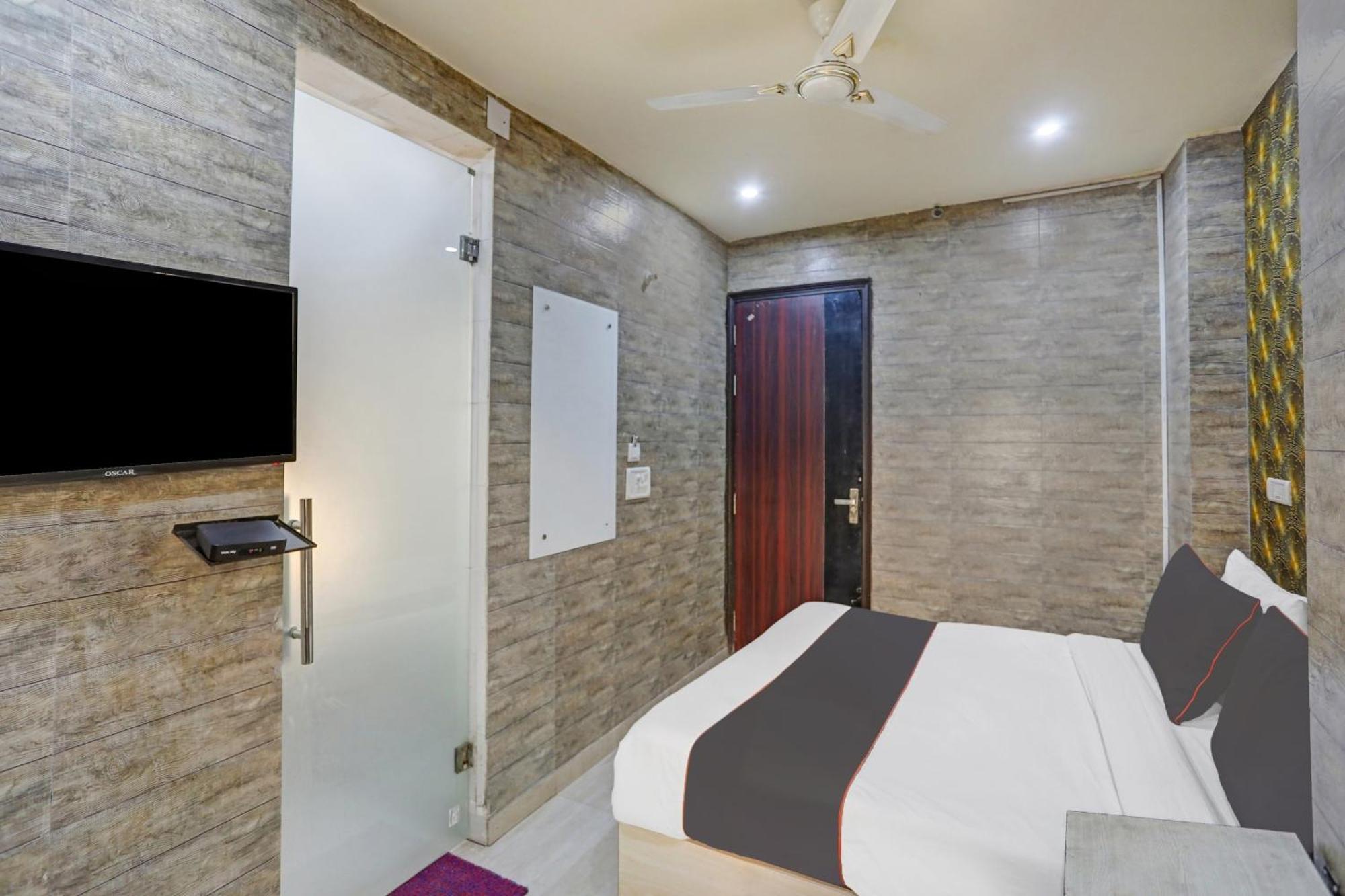 Collection O Model Town Metro View Hotel New Delhi Exterior photo