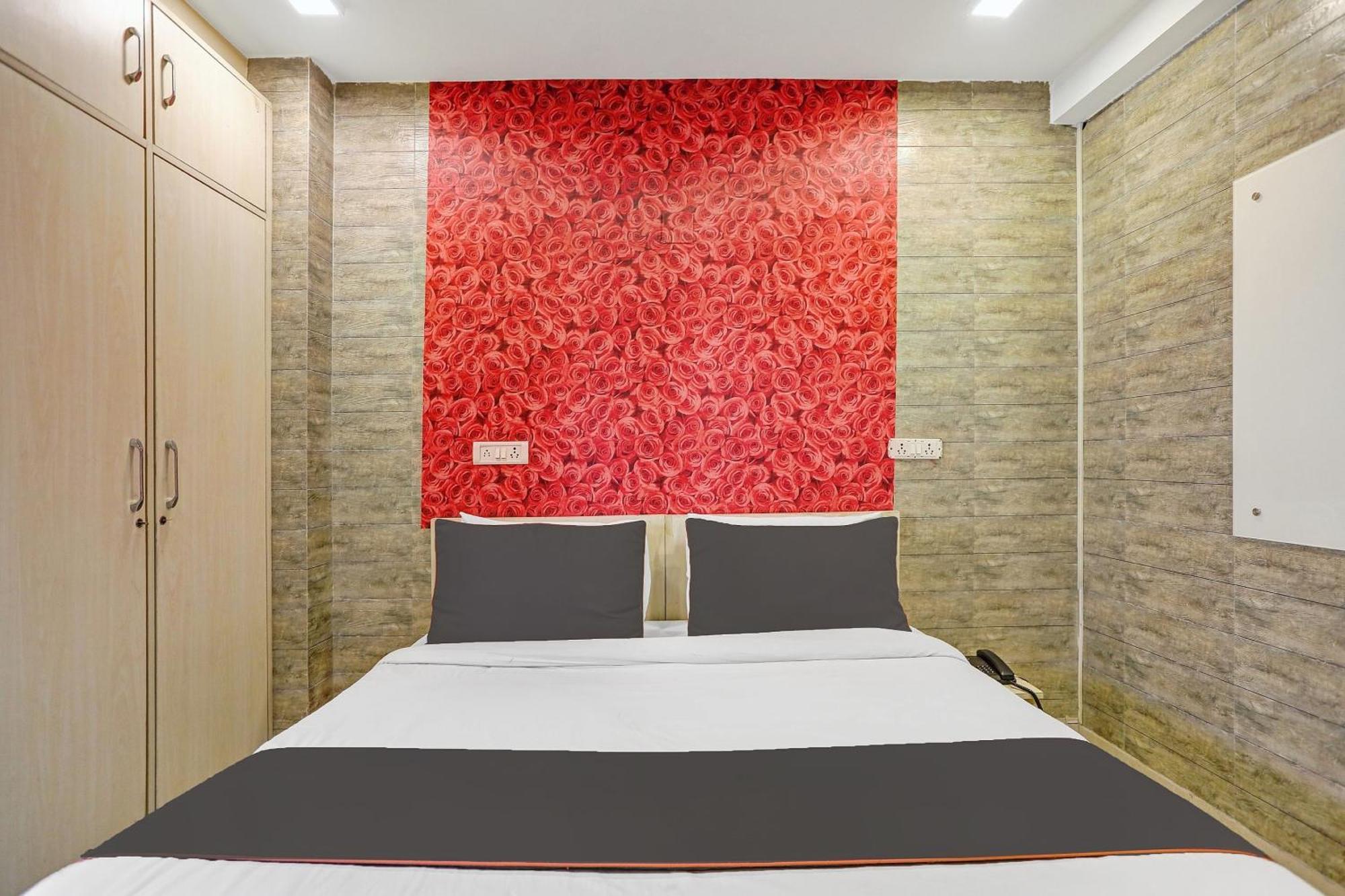 Collection O Model Town Metro View Hotel New Delhi Exterior photo