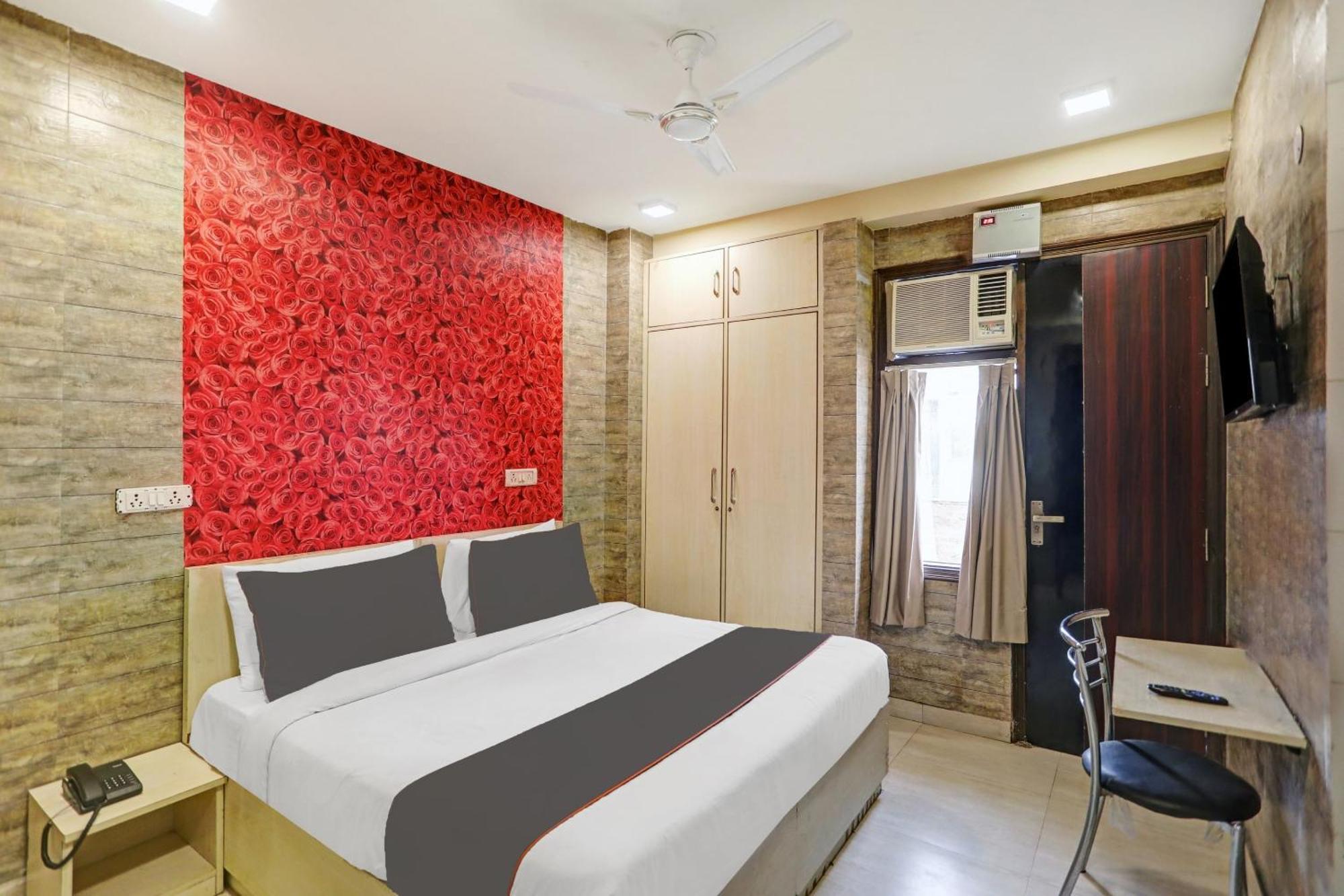 Collection O Model Town Metro View Hotel New Delhi Exterior photo