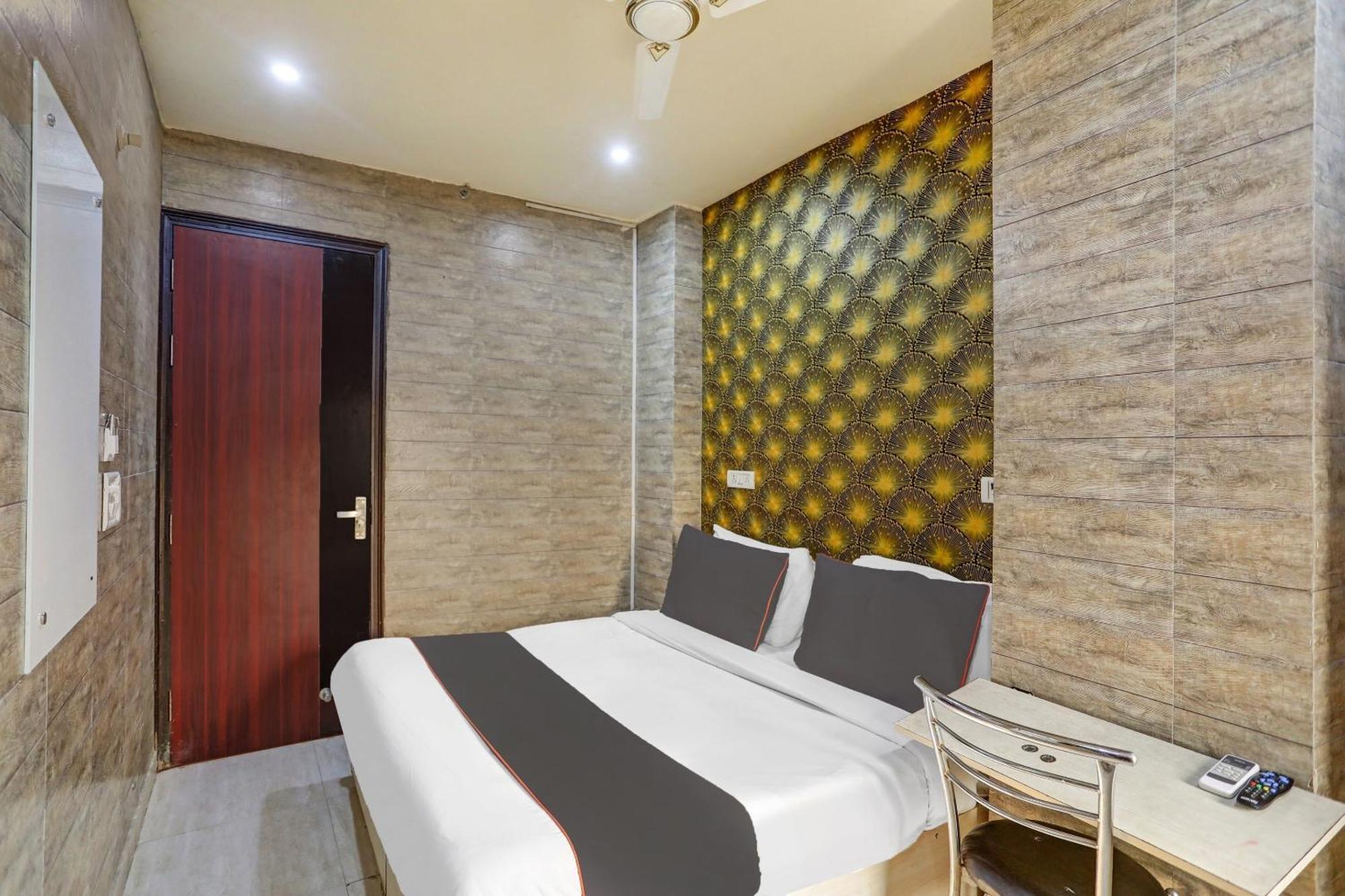 Collection O Model Town Metro View Hotel New Delhi Exterior photo