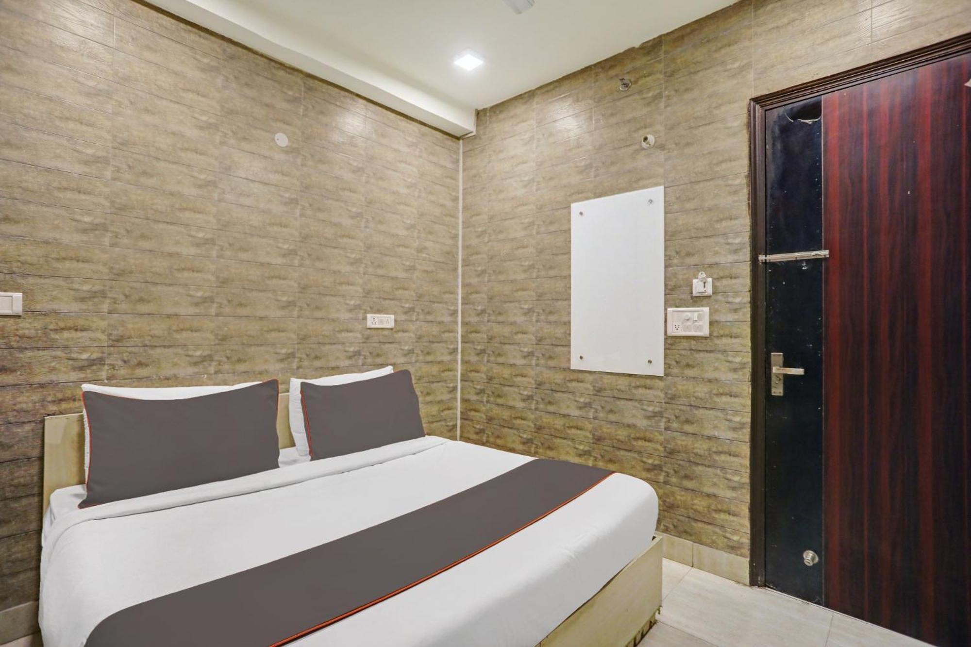 Collection O Model Town Metro View Hotel New Delhi Exterior photo