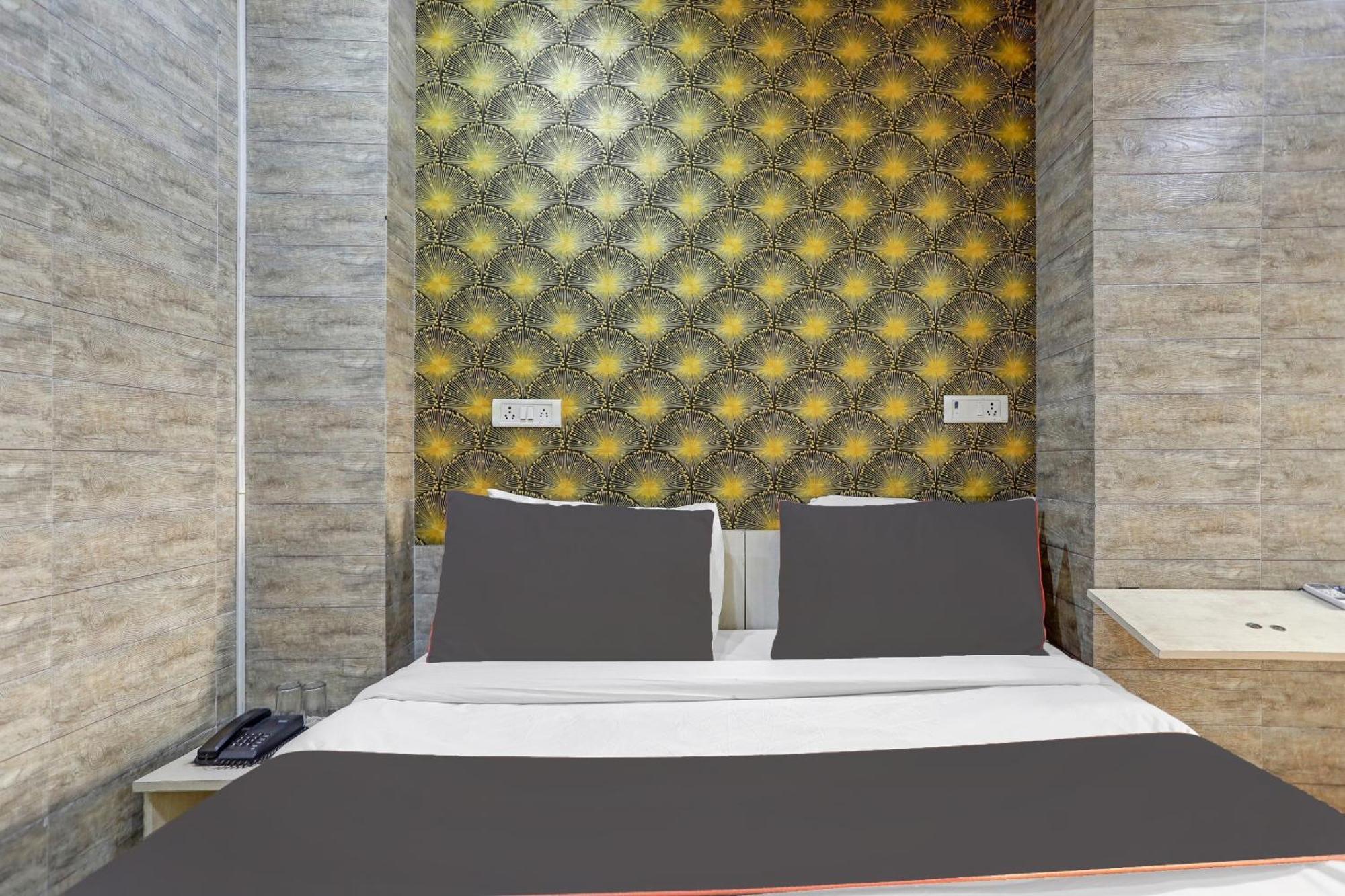 Collection O Model Town Metro View Hotel New Delhi Exterior photo