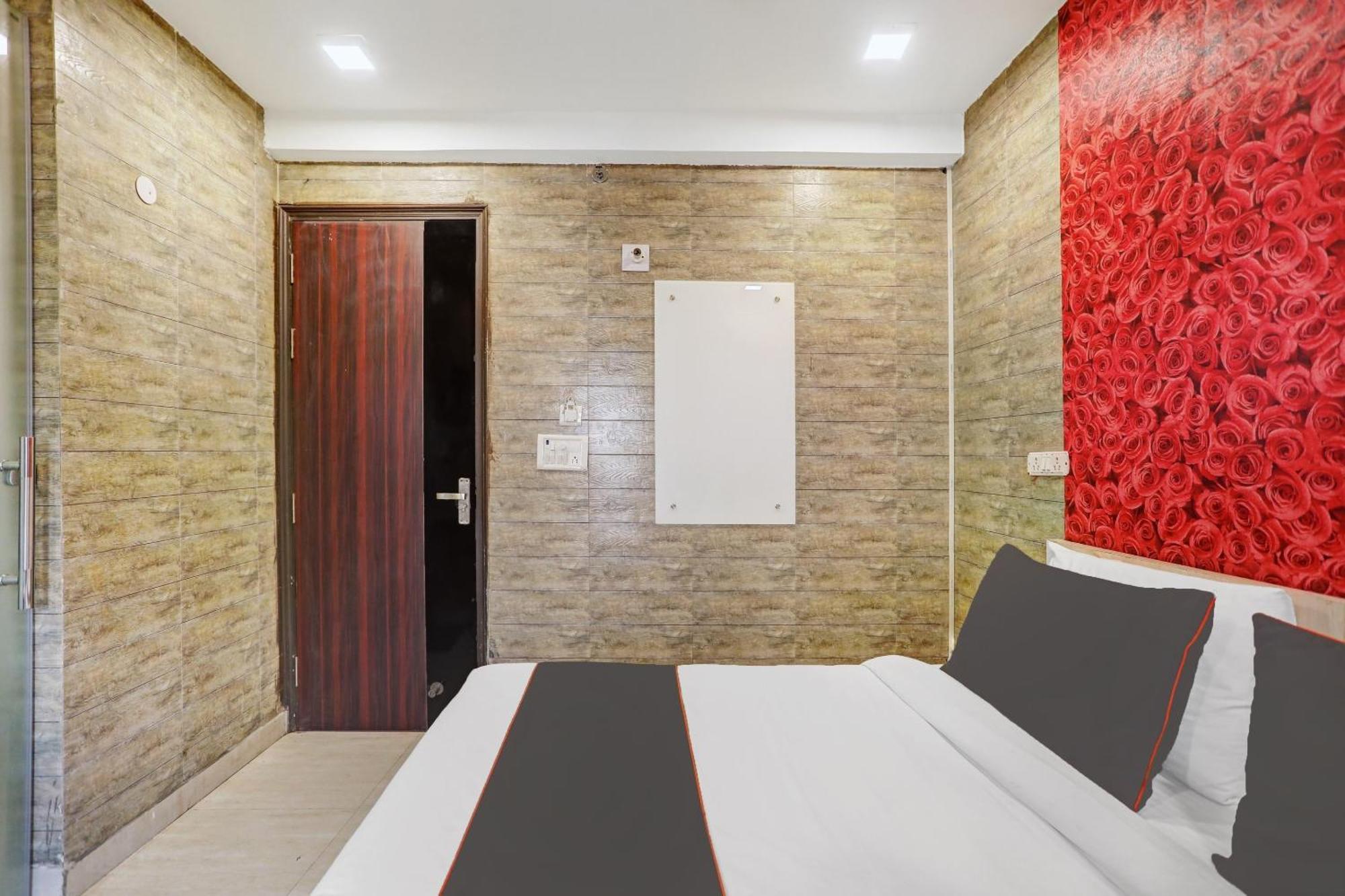Collection O Model Town Metro View Hotel New Delhi Exterior photo