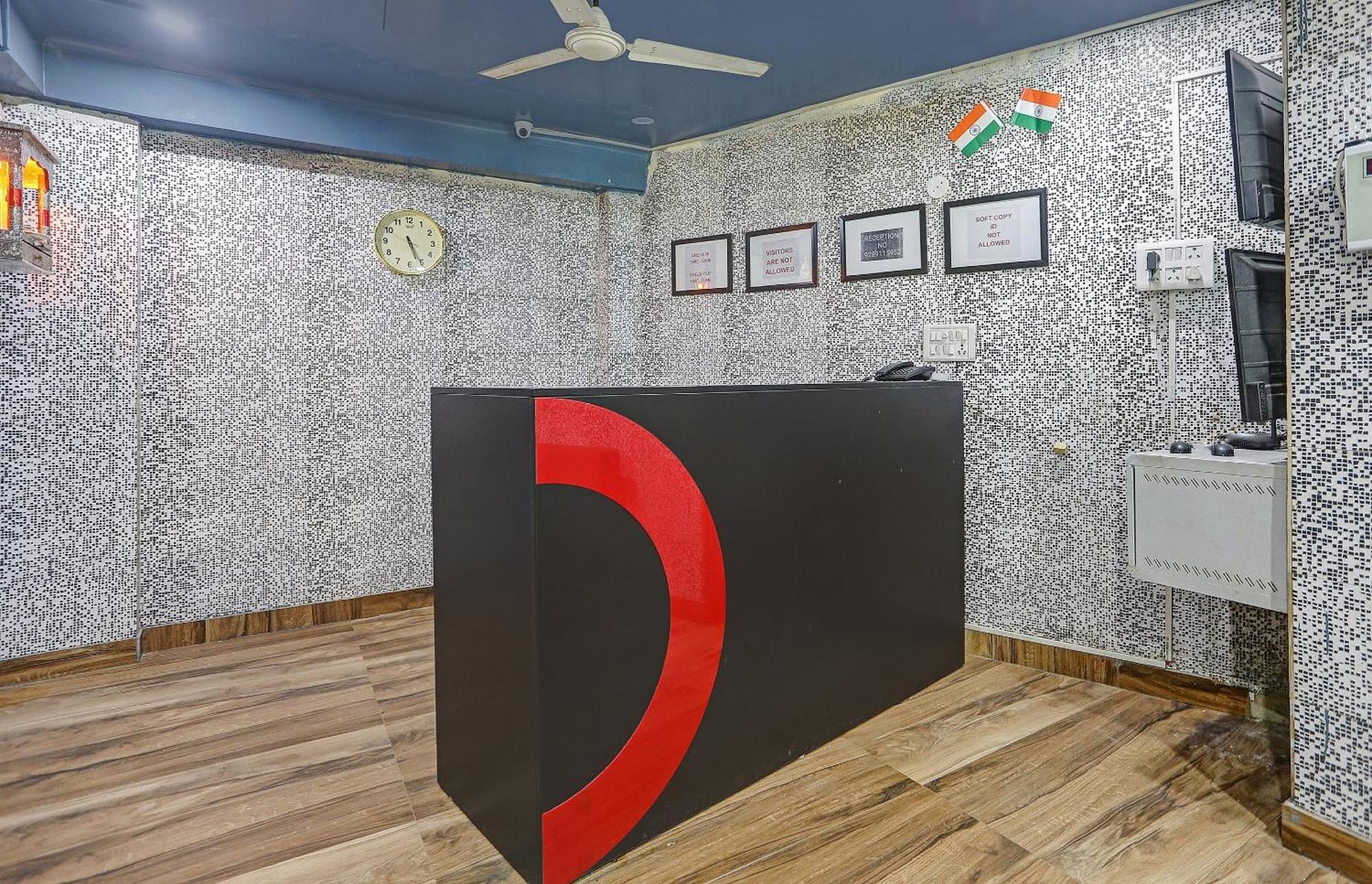Collection O Model Town Metro View Hotel New Delhi Exterior photo