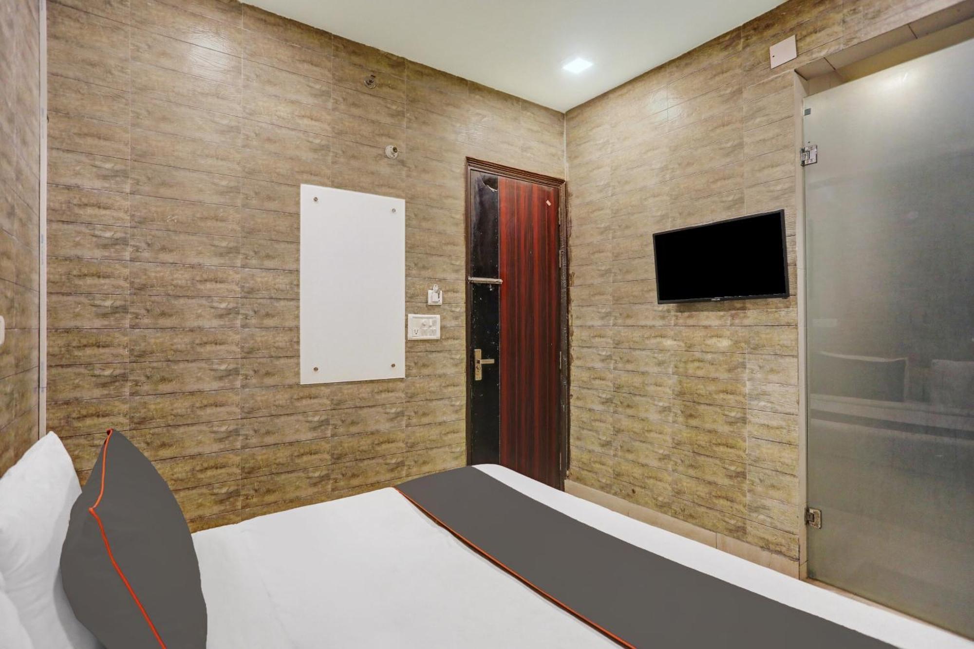 Collection O Model Town Metro View Hotel New Delhi Exterior photo